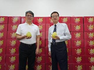 台航大力支持國內農業發展,本公司劉董事長、仇總經理二人與來自台南的麻豆文旦合影